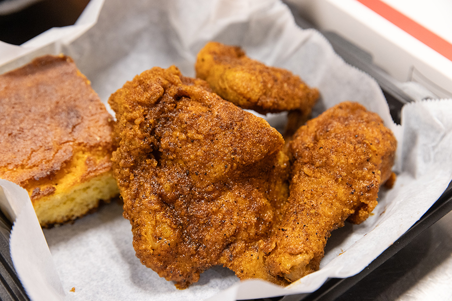 Mouthwateringly tasty looking fried chicken and corn bread is served in a basket