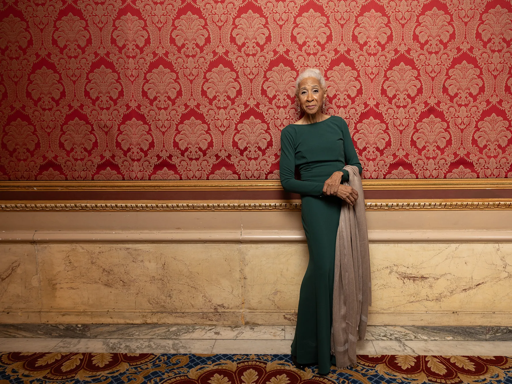 In her elegant column dress, Dianne leans against a wall in the grand Cleveland theatre, looking every bit as impressive as her surroundings.