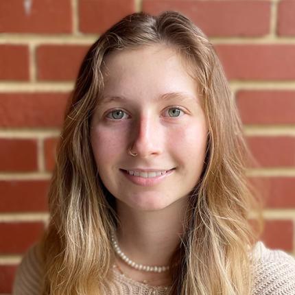 Photo portrait of Lauren Van Niel