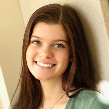 Photo portrait of author Evelyn Kretzer